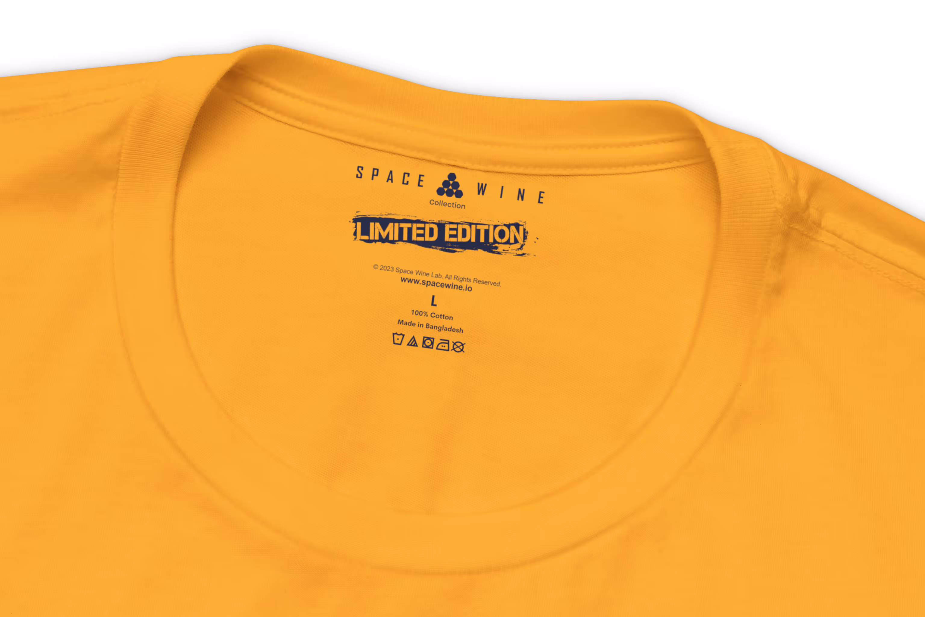 Collar closeup Gold T-shirt - Classic fit